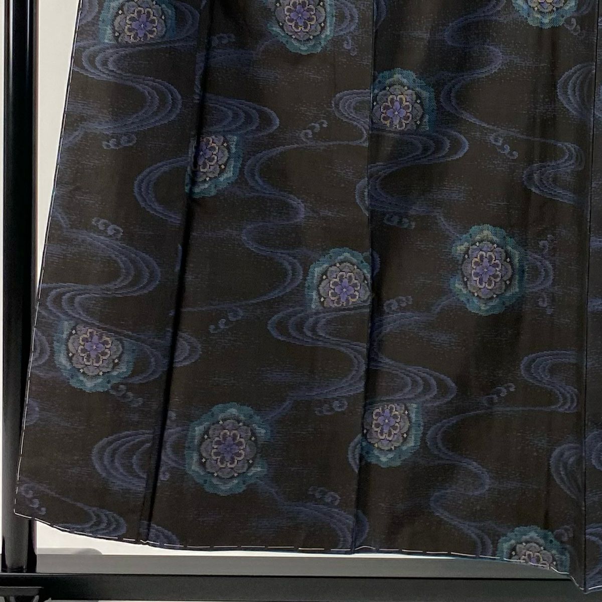 【清倉特賣】 【美品】 大島紬織 身長154.5cm 袖長62cm S 雙層 純泥染 證書附帶 華紋 流水 墨色 純蠶絲 名品級