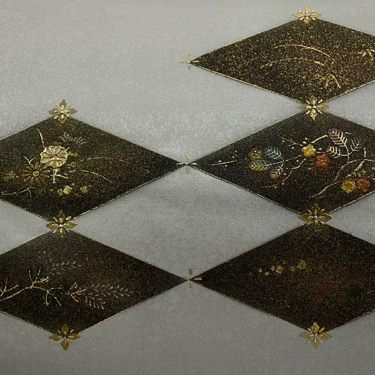 【美品】 袋帶 秀品級 菱 草花紋 金銀彩 金金箔 灰色 お太鼓圖案 純蠶絲
