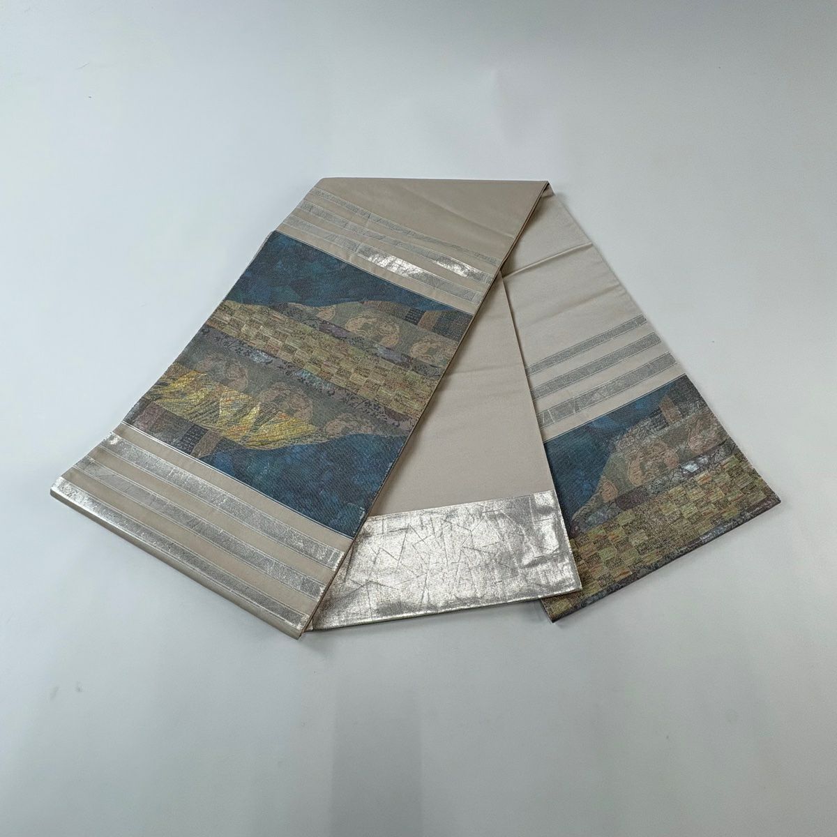 【美品】 袋帶 秀品級 幾何學 草花紋紋 金金箔 米色 大鼓圖案 純蠶絲