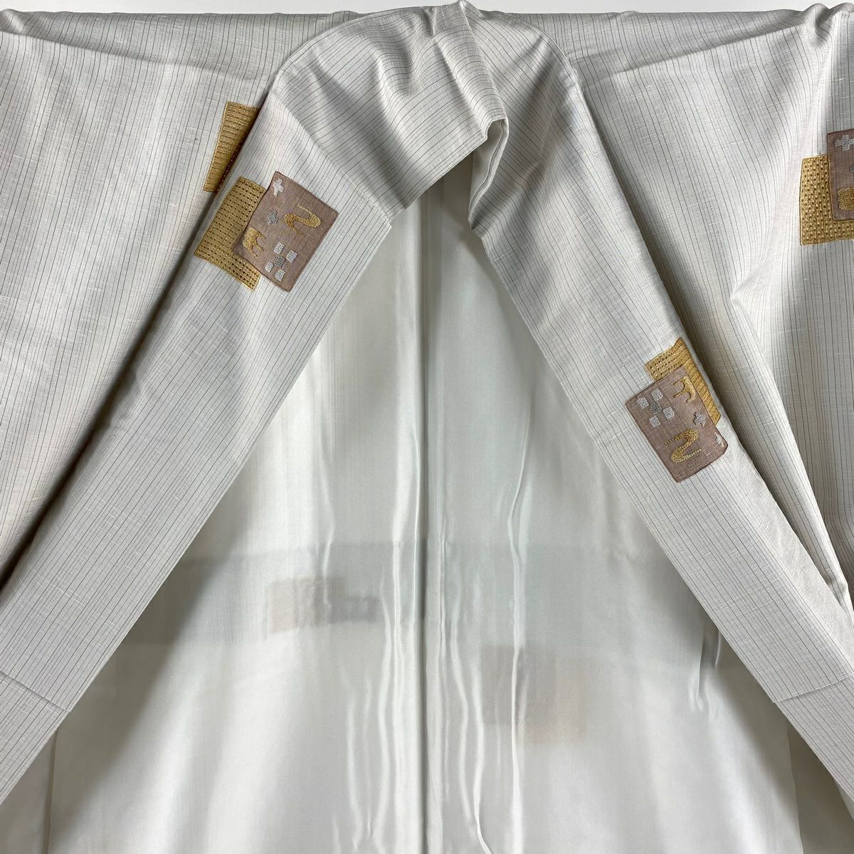 【美品】 小紋 身長168cm 袖長67.5cm L 雙層 蒋雪英監修 紬織織 落款あり 燕 流水 刺繡 灰白 純蠶絲 逸品級