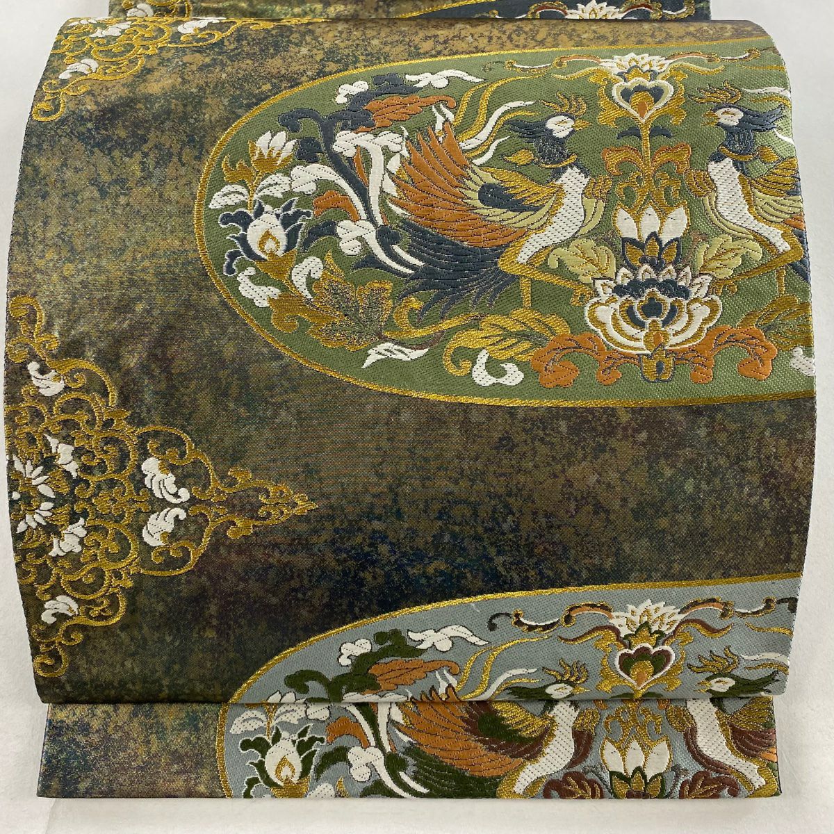 【美品】 袋帶 逸品級 となみ織物 落款あり 証紙あり 向鳥 草花紋刺繡 金線 灰綠 六通 純蠶絲