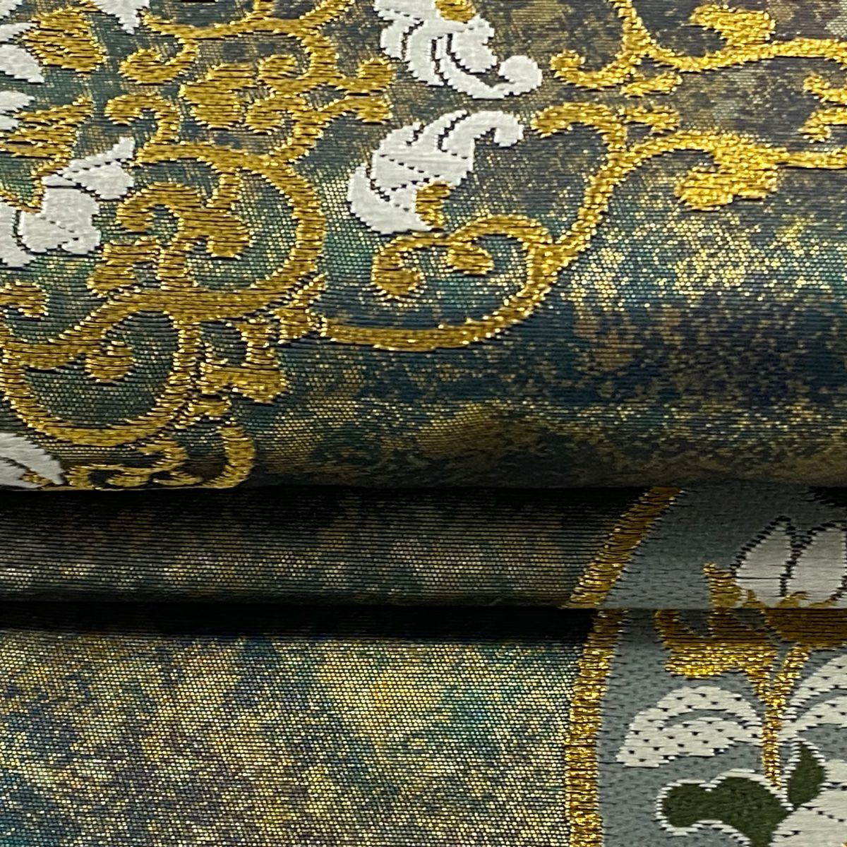 【美品】 袋帶 逸品級 となみ織物 落款あり 証紙あり 向鳥 草花紋刺繡 金線 灰綠 六通 純蠶絲