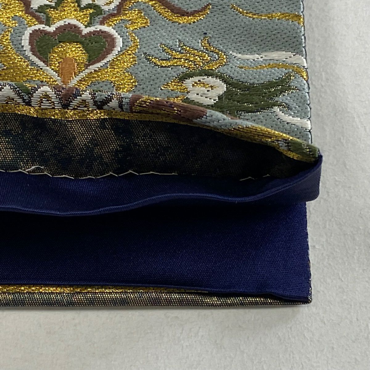 【美品】 袋帶 逸品級 となみ織物 落款あり 証紙あり 向鳥 草花紋刺繡 金線 灰綠 六通 純蠶絲