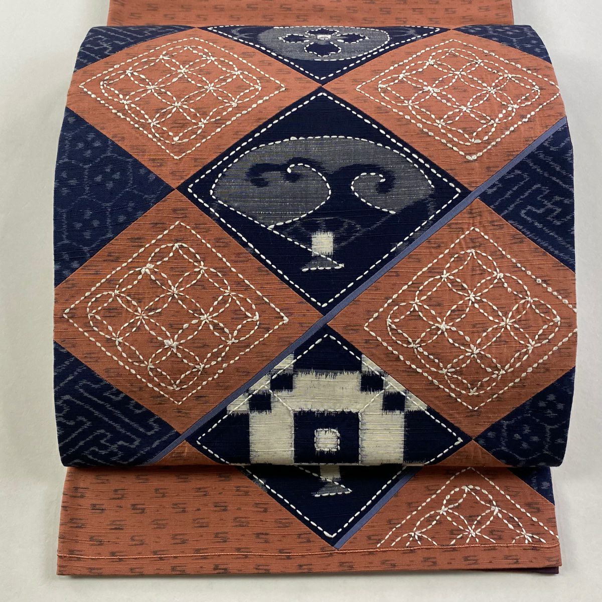 【庫存清倉】 【美品】 袋帶 名品級 關西仕立 紬織織 菱形 扇子子 刺繡 切嵌 茜色 大鼓圖案 純蠶絲