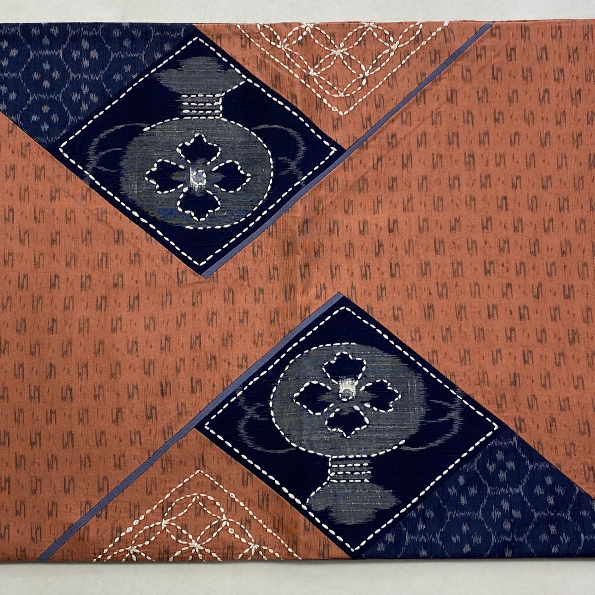 【庫存清倉】 【美品】 袋帶 名品級 關西仕立 紬織織 菱形 扇子子 刺繡 切嵌 茜色 大鼓圖案 純蠶絲
