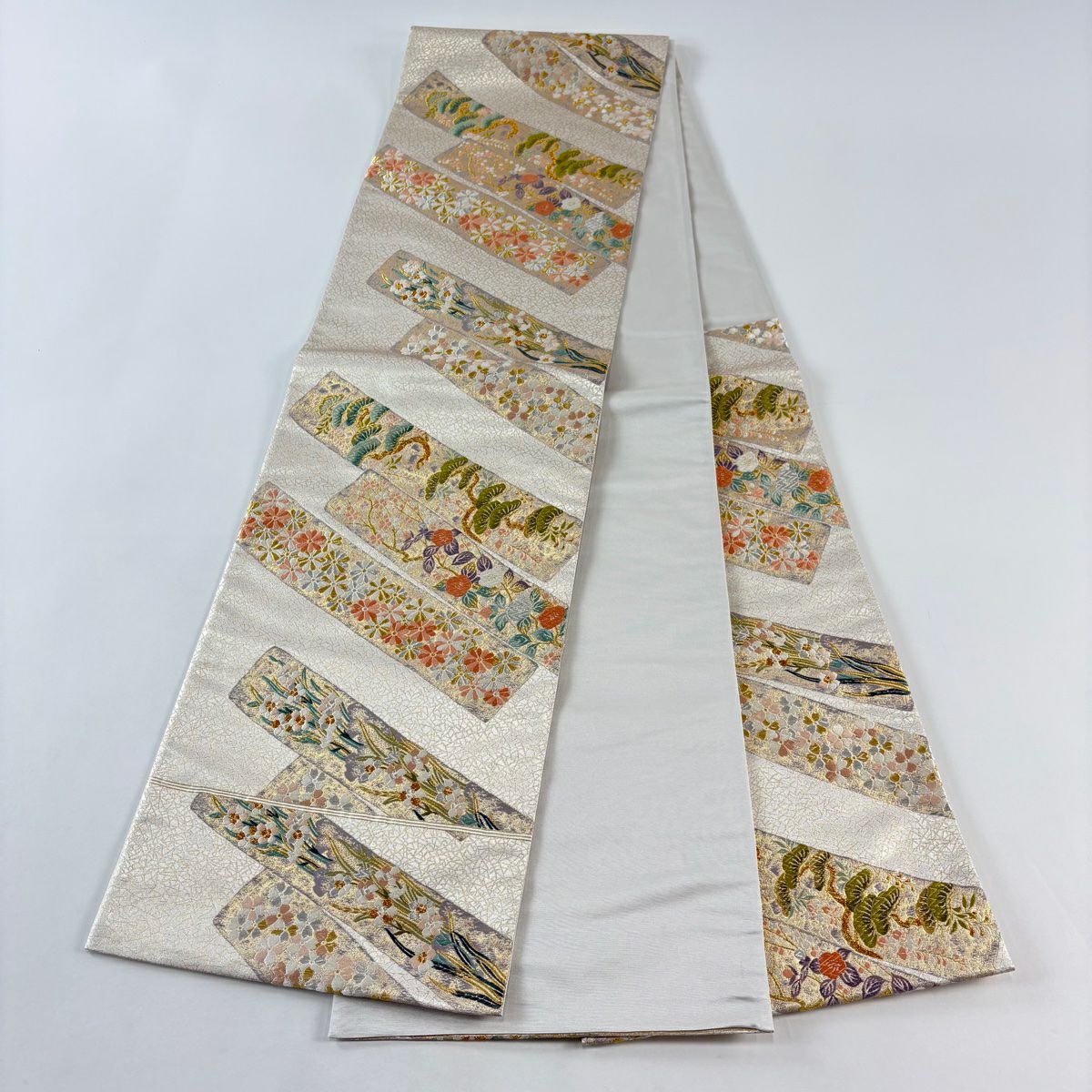 【庫存清倉】 【美品】 袋帶 名品級 祥園 落款 草花紋 松樹 金銀糸 金金箔 銀色 六通 純蠶絲