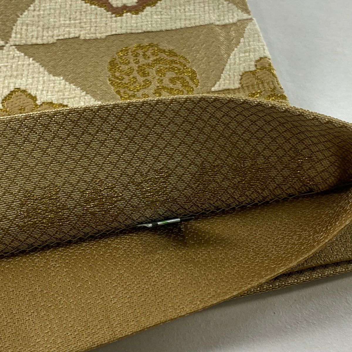 【美品】 袋帶 逸品級 關西仕立 雜蔓 鱗文 金絲 米色 六通 純蠶絲