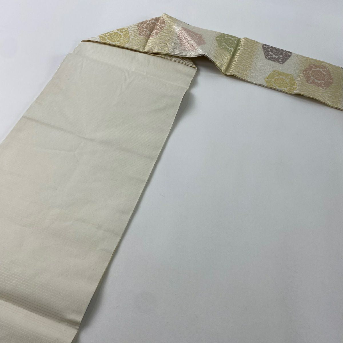 【美品】 名古屋帶 逸品級 花 幾何圖案 金金箔 唐織 米色 純蠶絲
