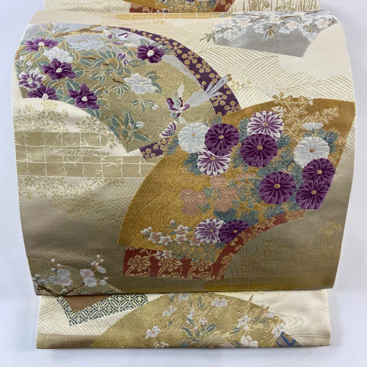 【美品】 袋帶 逸品級 じゅらく 落款あり じゅらく帝王紫 扇子面 花鳥 刺繡 金銀彩 米色 お太鼓柄 純蠶絲