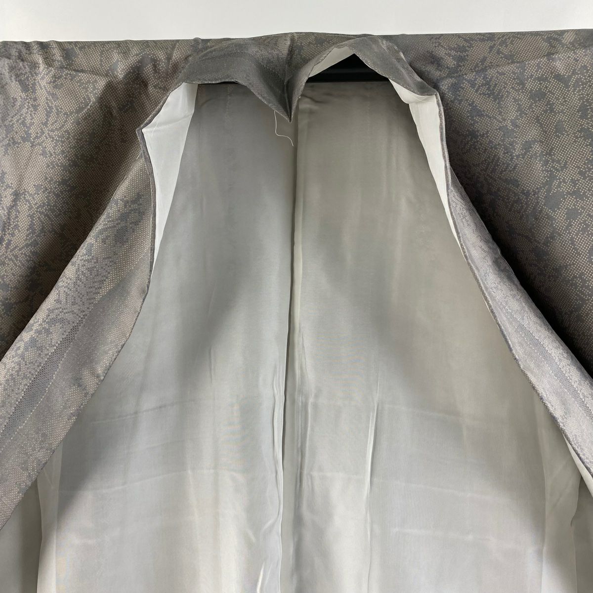 【美品】 大島紬織 身長159.5cm 袖長64.5cm M 雙層 都喜ヱ門 輪廓圖案 斜條 灰色 純蠶絲 逸品級