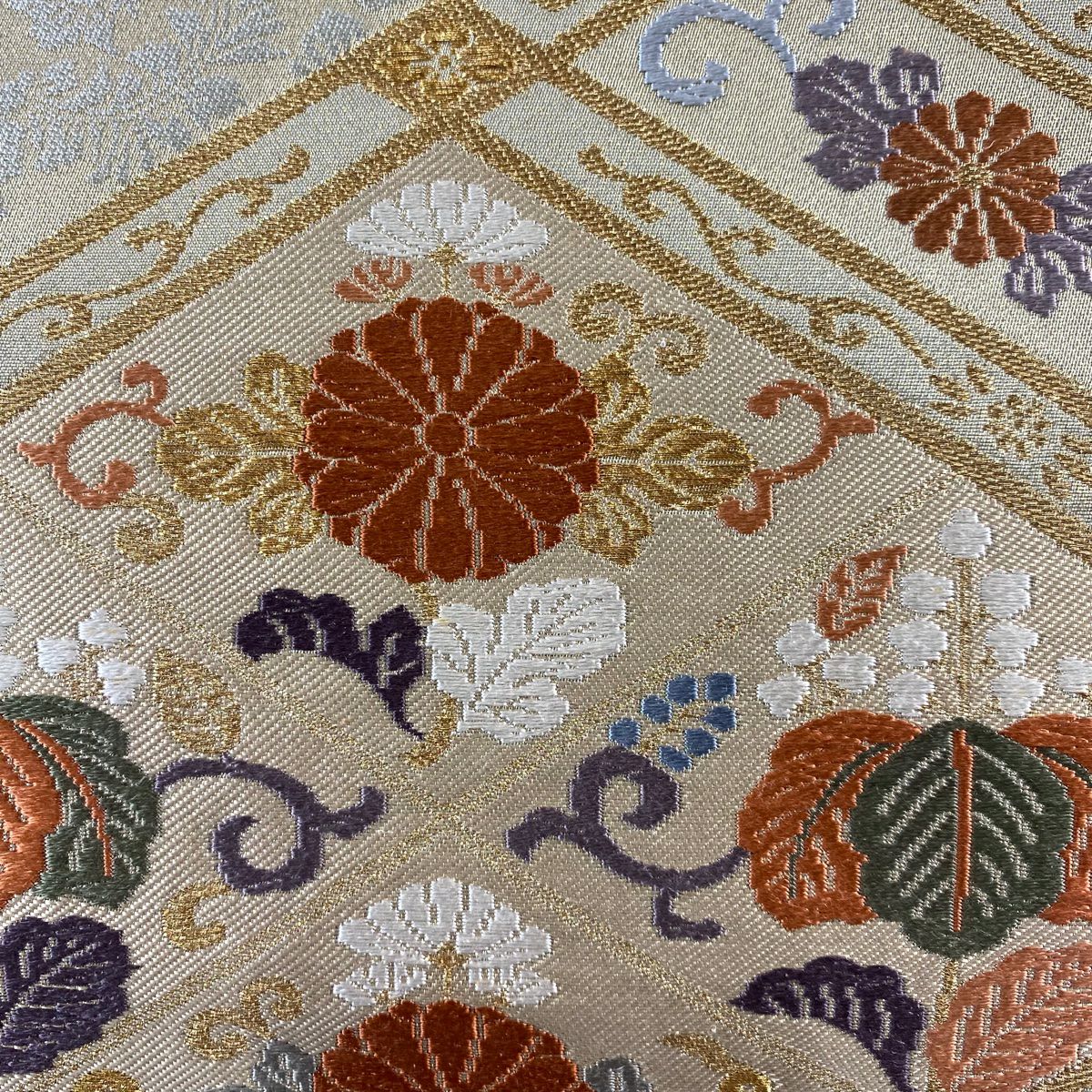 【美品】 袋帶 秀品級 菊花唐草紋 桐 唐織 金金箔 米色 六通 純蠶絲