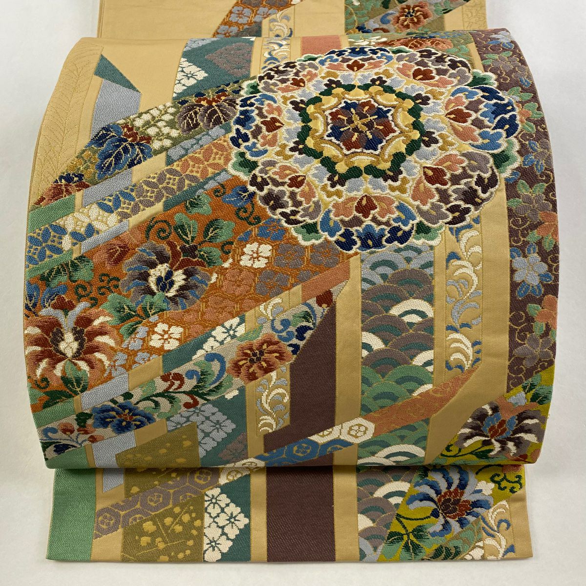 【美品】 袋帶 逸品級 白綾苑大庭 落款あり 華紋 有職文樣 金金箔 米色 六通 純蠶絲