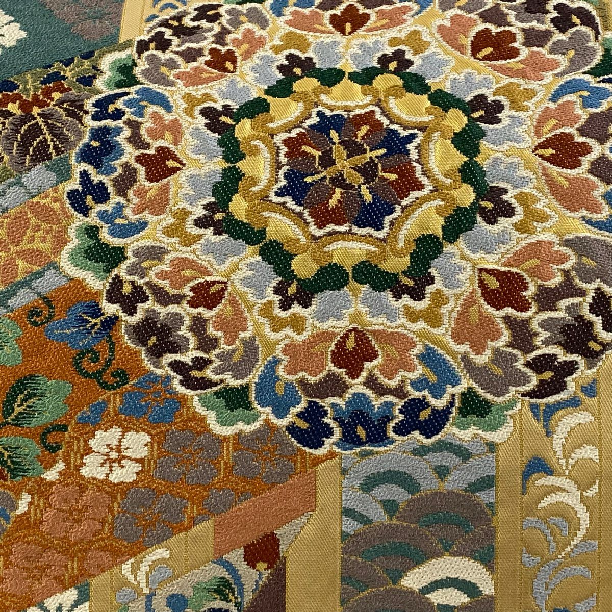 【美品】 袋帶 逸品級 白綾苑大庭 落款あり 華紋 有職文樣 金金箔 米色 六通 純蠶絲