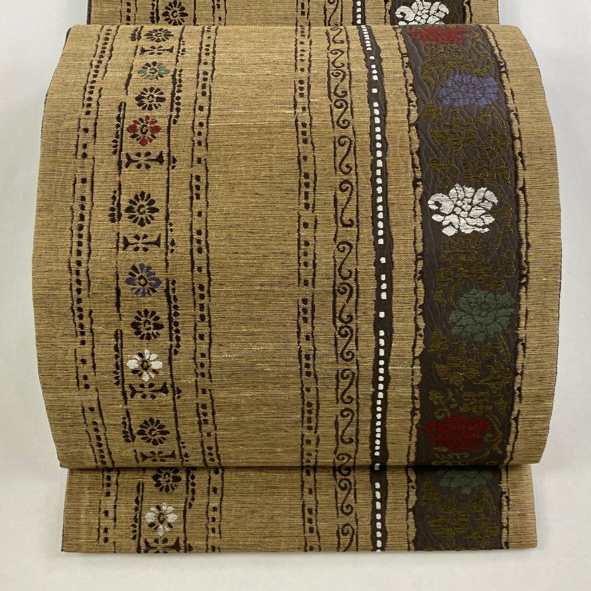 【美品】 袋帶 逸品級 落款あり 黃金穆嘎蠶 草花紋紋 縞紋 刺繡 淺茶 六通 純蠶絲