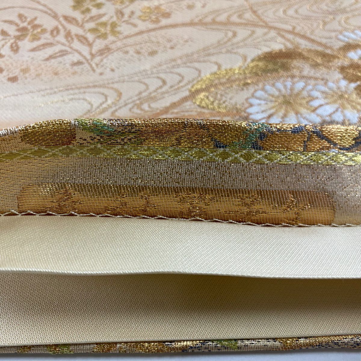 【美品】 袋帶 秀品級 草花紋 流水 刺繡 金銀彩 米色 六通 純蠶絲
