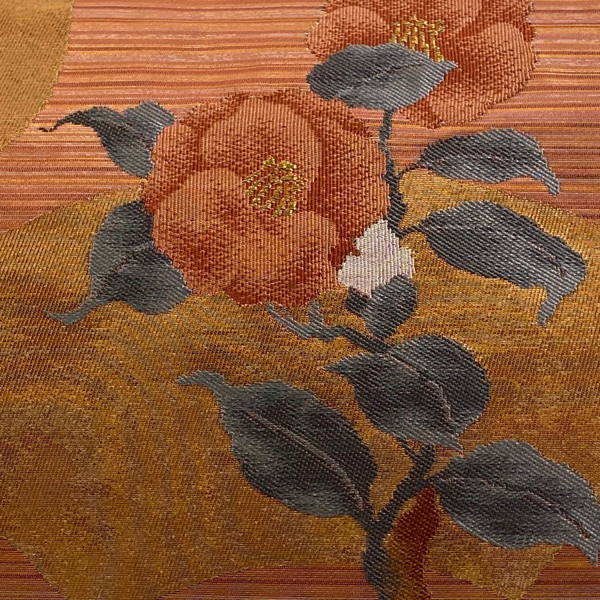 【美品】 名古屋帶 優品級 椿 扇子面 金糸 金金箔 鮭粉色 純蠶絲