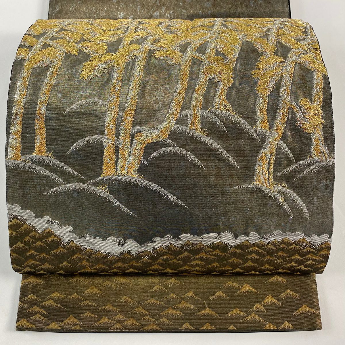 【美品】 袋帶 名品級 じゅらく 落款あり 横山大觀 白砂青松樹 金銀彩 金金箔 灰茶 お太鼓柄 純蠶絲