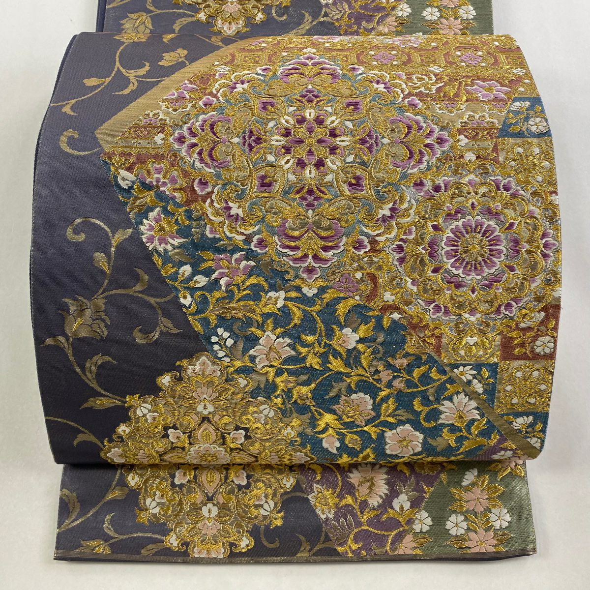 袋帶 逸品級 じゅらく 落款あり 帝王紫 華紋 花唐草紋 金糸 金金箔 灰紫 お太鼓柄 純蠶絲