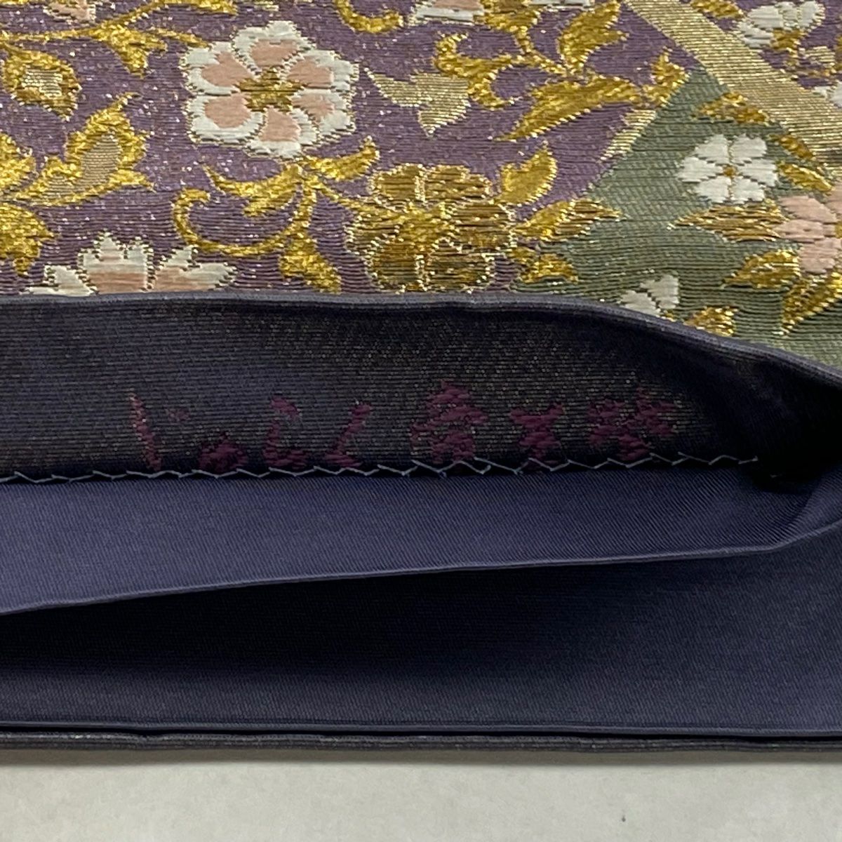 袋帶 逸品級 じゅらく 落款あり 帝王紫 華紋 花唐草紋 金糸 金金箔 灰紫 お太鼓柄 純蠶絲