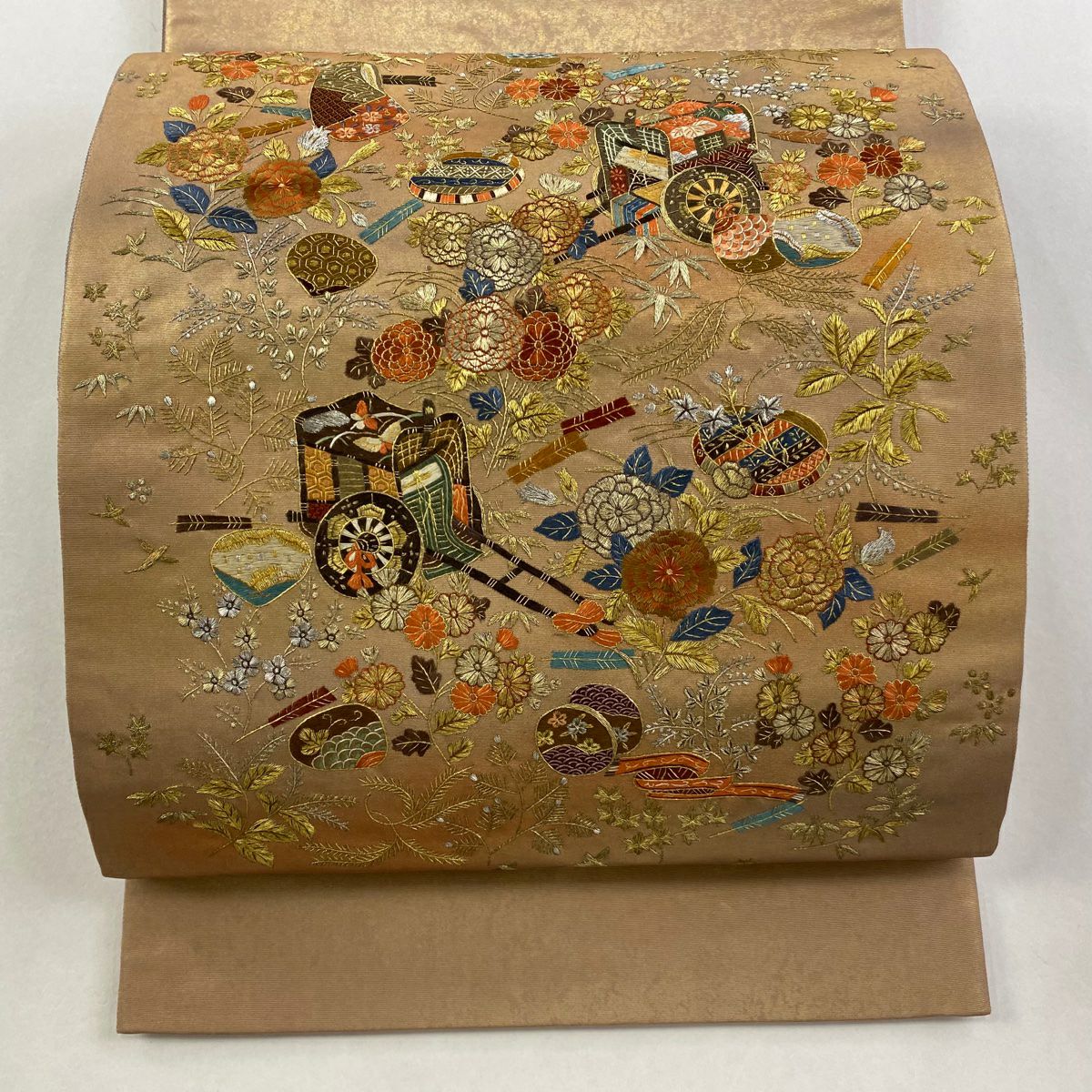 袋帶 逸品級 蒋雪英 落款御所車 草花紋刺繡 金銀彩 金色 大鼓圖案 純蠶絲