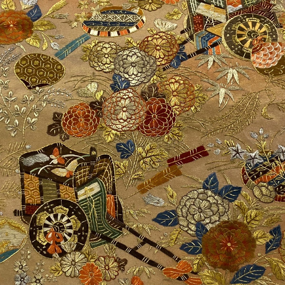 袋帶 逸品級 蒋雪英 落款御所車 草花紋刺繡 金銀彩 金色 大鼓圖案 純蠶絲