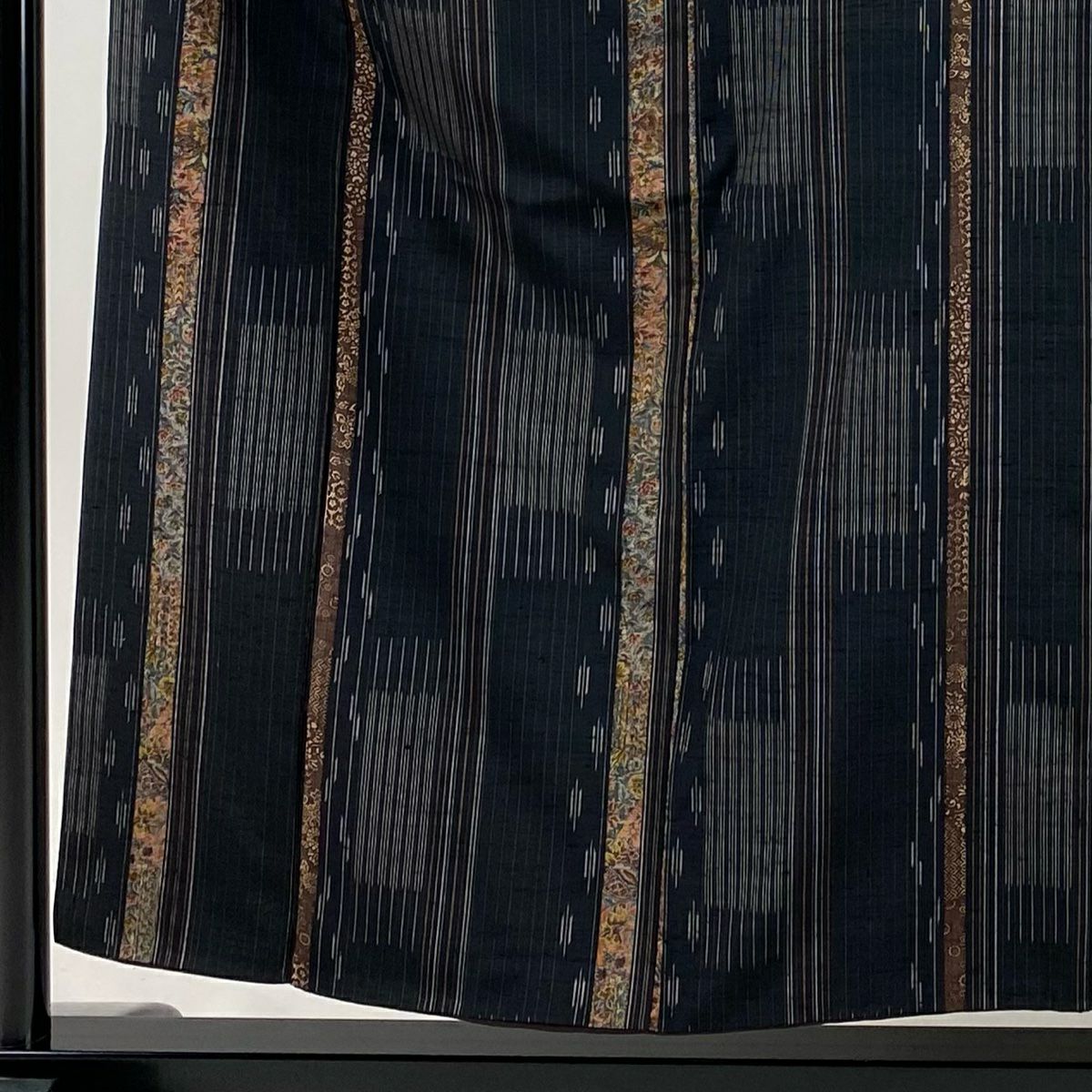【美品】 小紋 身長154cm 袖長67.5cm L 雙層 吉澤與市 落款あり 草花紋紋 縱條 墨色 純蠶絲 逸品級