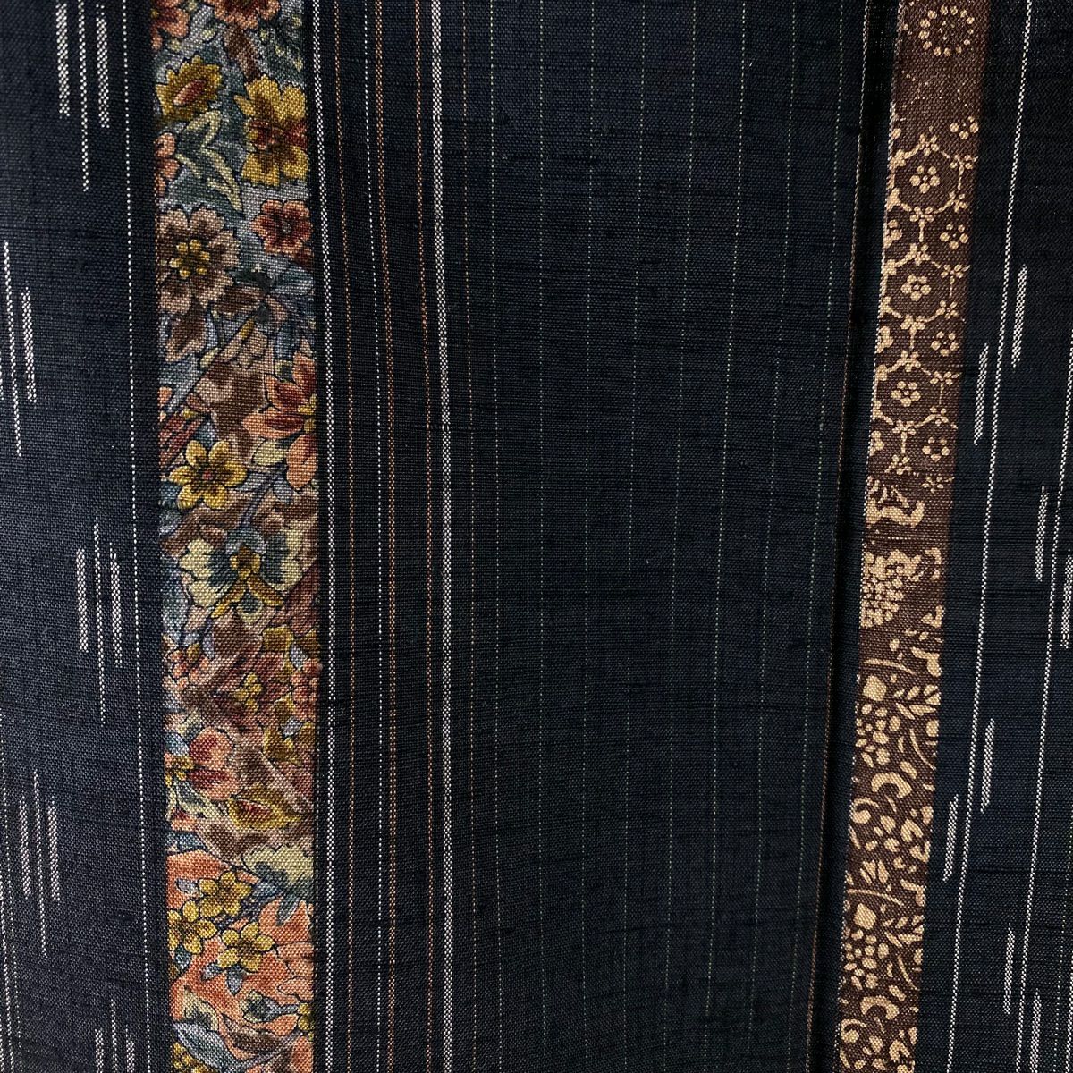 【美品】 小紋 身長154cm 袖長67.5cm L 雙層 吉澤與市 落款あり 草花紋紋 縱條 墨色 純蠶絲 逸品級