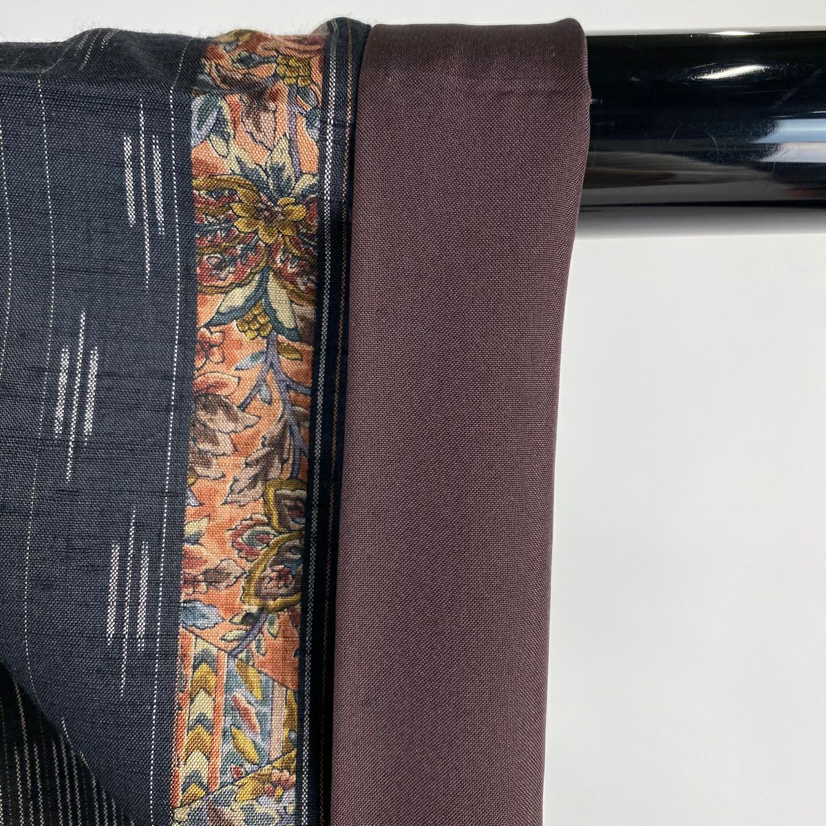 【美品】 小紋 身長154cm 袖長67.5cm L 雙層 吉澤與市 落款あり 草花紋紋 縱條 墨色 純蠶絲 逸品級