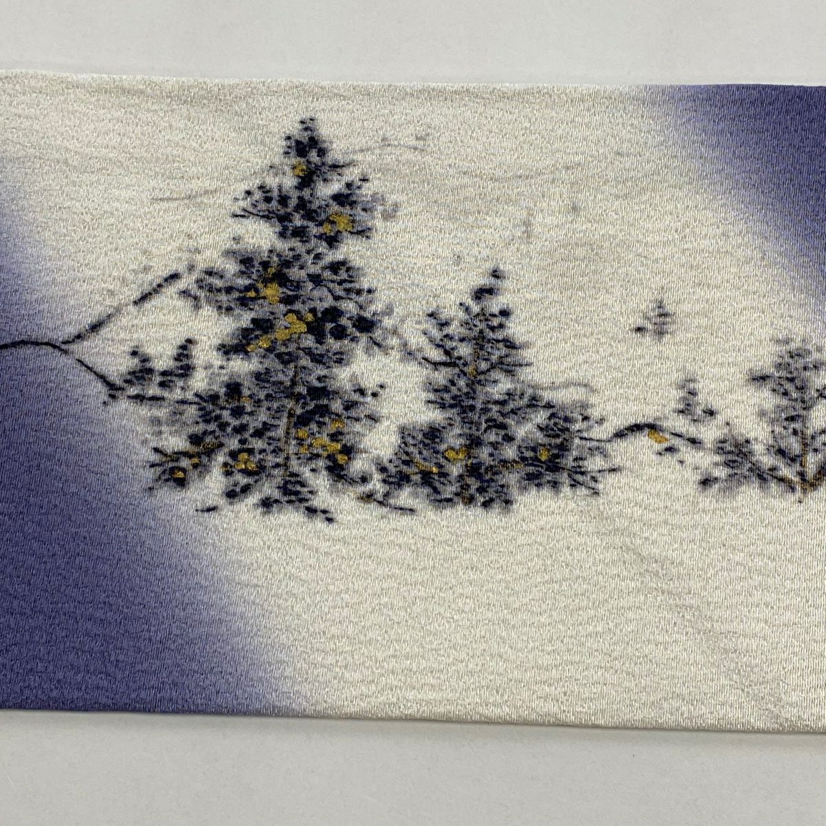 【美品】 名古屋帶 名品級 落款あり 山科春宣 樹木 山 金銀彩 縮緬 紫 純蠶絲