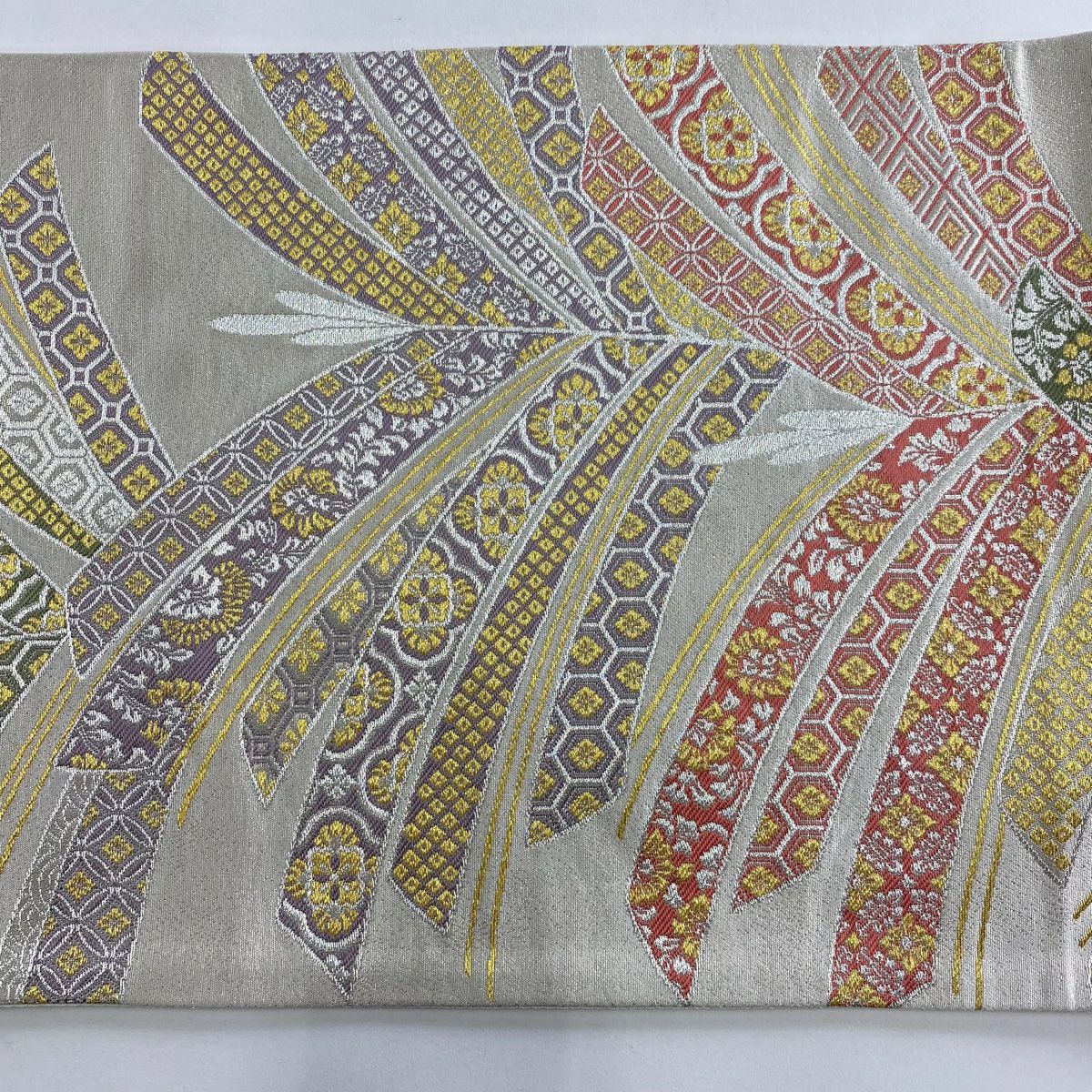 【美品】 袋帶 名品級 落款あり 若松樹 有職文樣 金銀彩 金金箔 米色 六通 純蠶絲