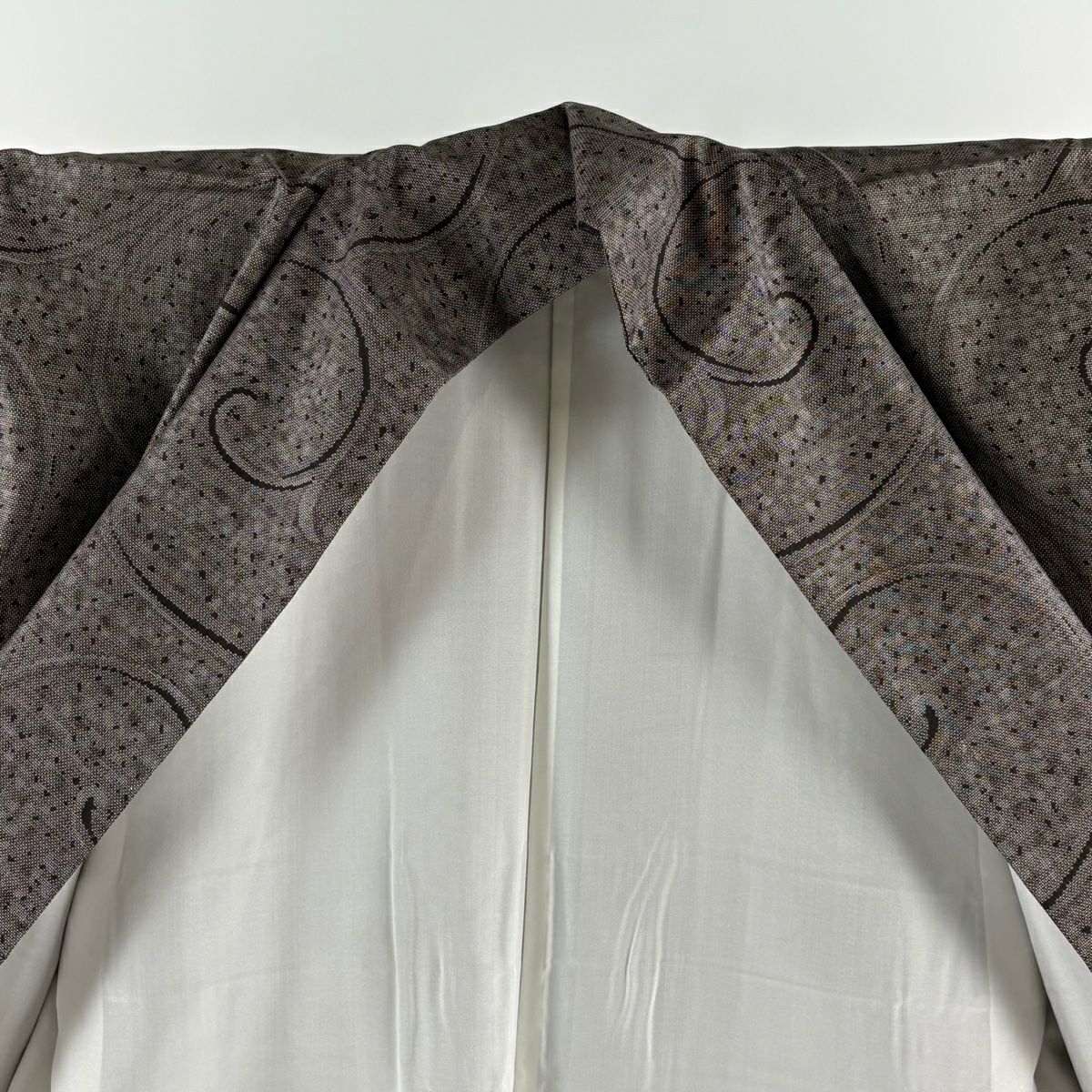 【美品】 大島紬織 身長159.5cm 袖長64.5cm M 雙層 純泥染 證書附帶 唐草紋 灰茶 純蠶絲 逸品級