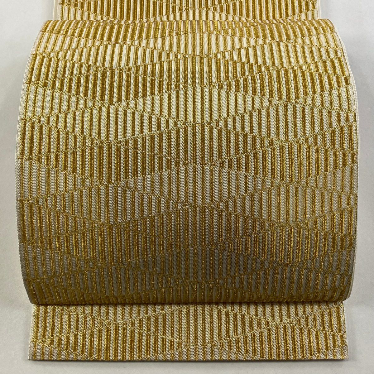 【美品】 袋帶 逸品級 川島織物 落款あり 縞 幾何學圖案 金絲 金金箔 金色 六通 純蠶絲
