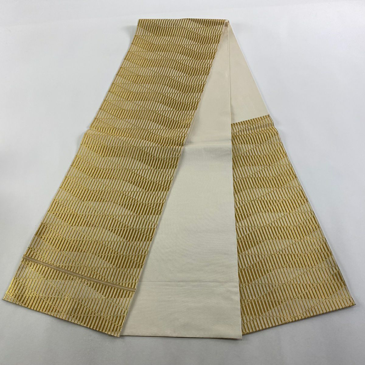 【美品】 袋帶 逸品級 川島織物 落款あり 縞 幾何學圖案 金絲 金金箔 金色 六通 純蠶絲