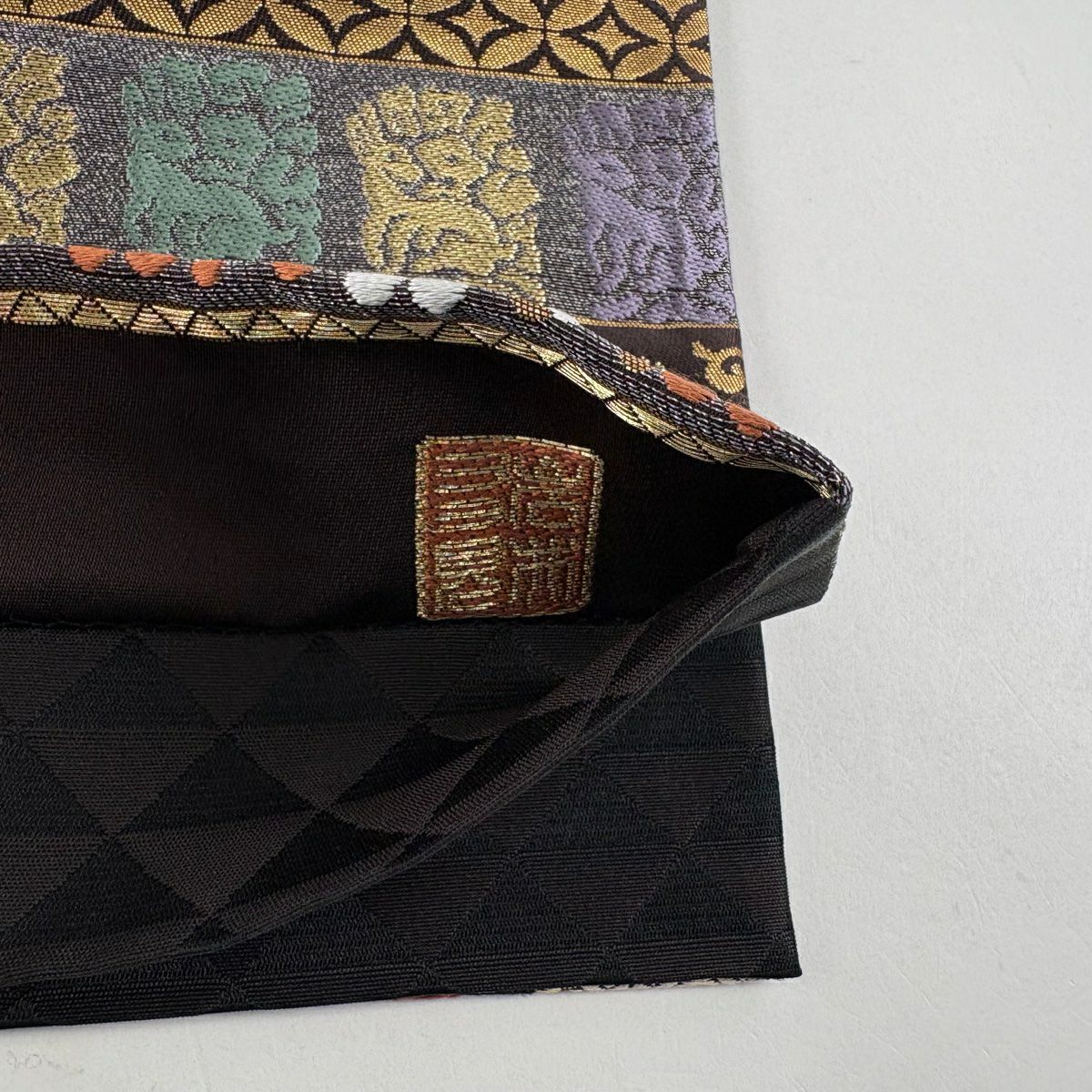 【美品】 袋帶 名品級 落款あり 岩井友見 草花紋紋 文字文 金糸 金金箔 焦茶 全通 純蠶絲