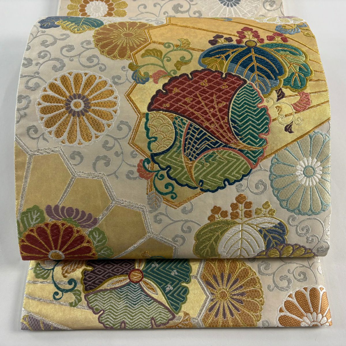【美品】 袋帶 名品級 雪輪 菊花唐草紋 金銀彩 唐織 米色 六通 純蠶絲