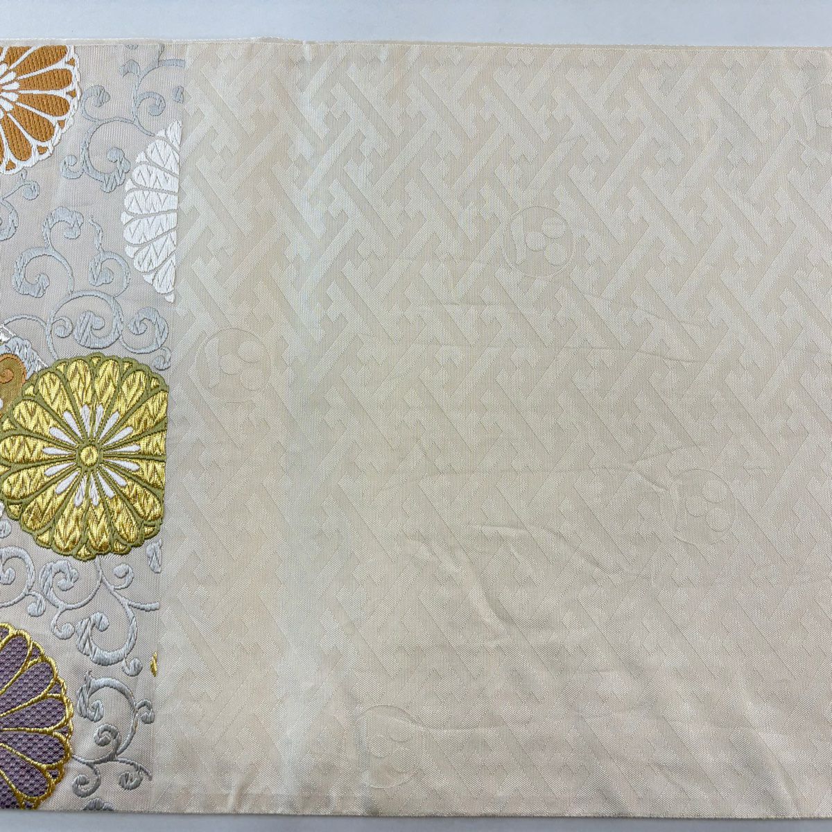 【美品】 袋帶 名品級 雪輪 菊花唐草紋 金銀彩 唐織 米色 六通 純蠶絲