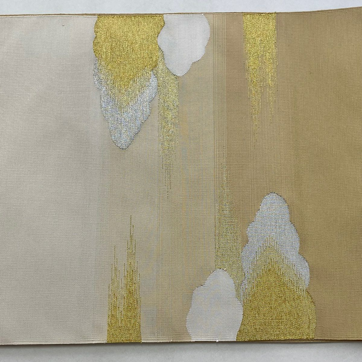 【美品】 名古屋帶 秀品級 八寸名古屋帶 雲文 金銀彩 綴織 米色 純蠶絲