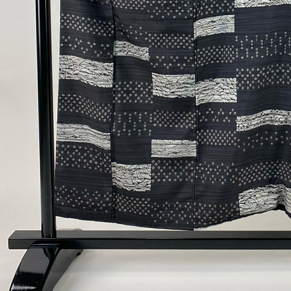 【美品】 小紋 身長155cm 袖長64cm M 雙層 紬織織 葉柄 波 黑灰 純蠶絲 名品級