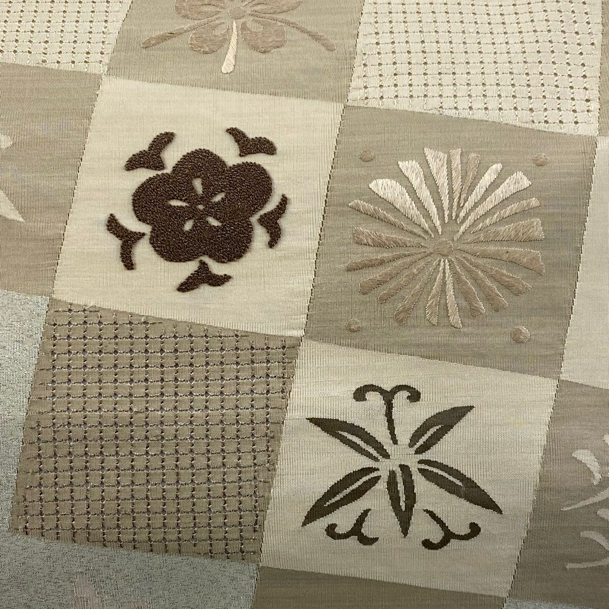 【美品】 袋帶 名品級 松樹竹子梅花 變化市松樹 刺繡 金金箔 米色 大鼓圖案 純蠶絲