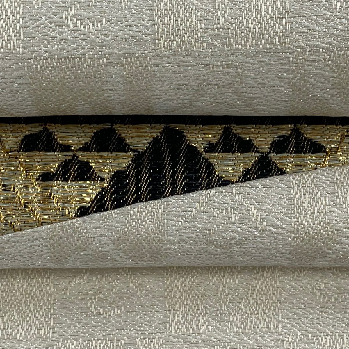 【美品】 名古屋帶 逸品級 鱗紋 縞紋 金絲 金金箔 米色 純蠶絲