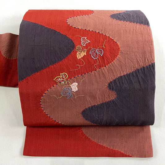 【美品】 名古屋帶 優品級 紬織織 葉紋 幾何學 絞染 刺繡 小豆 純蠶絲
