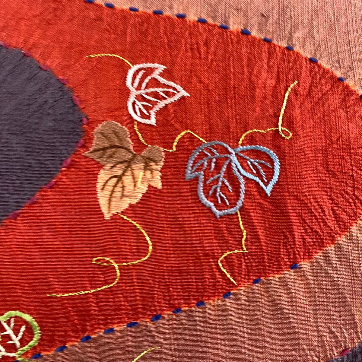 【美品】 名古屋帶 優品級 紬織織 葉紋 幾何學 絞染 刺繡 小豆 純蠶絲