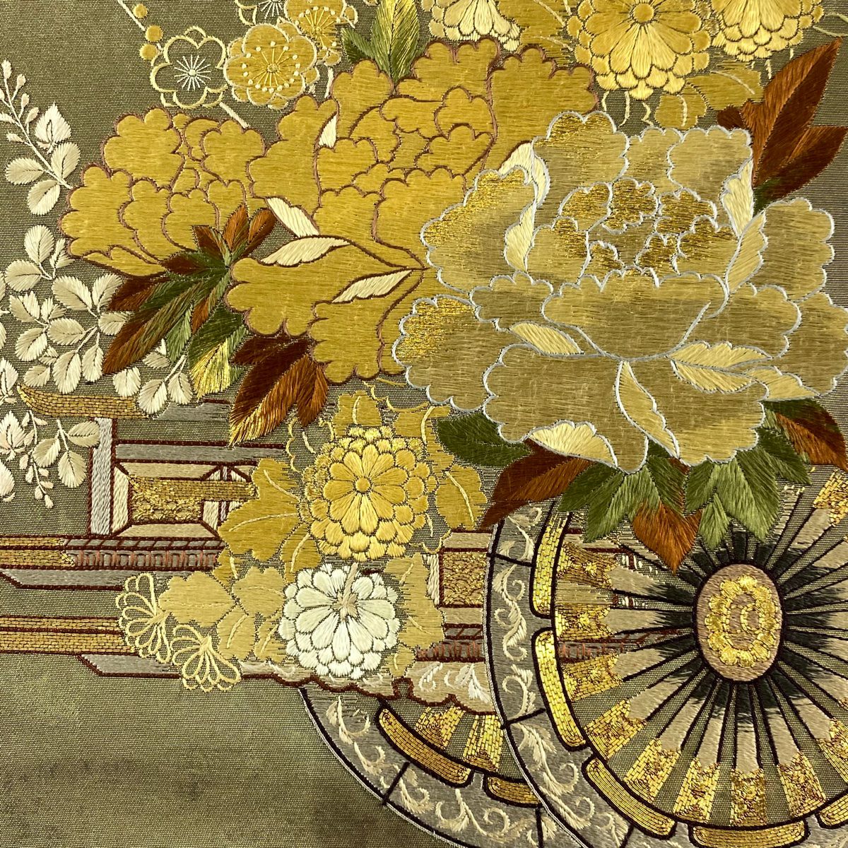 【美品】 袋帶 秀品級 關西仕立 花車 牡丹 金金箔 刺繡 金茶 大鼓圖案 純蠶絲