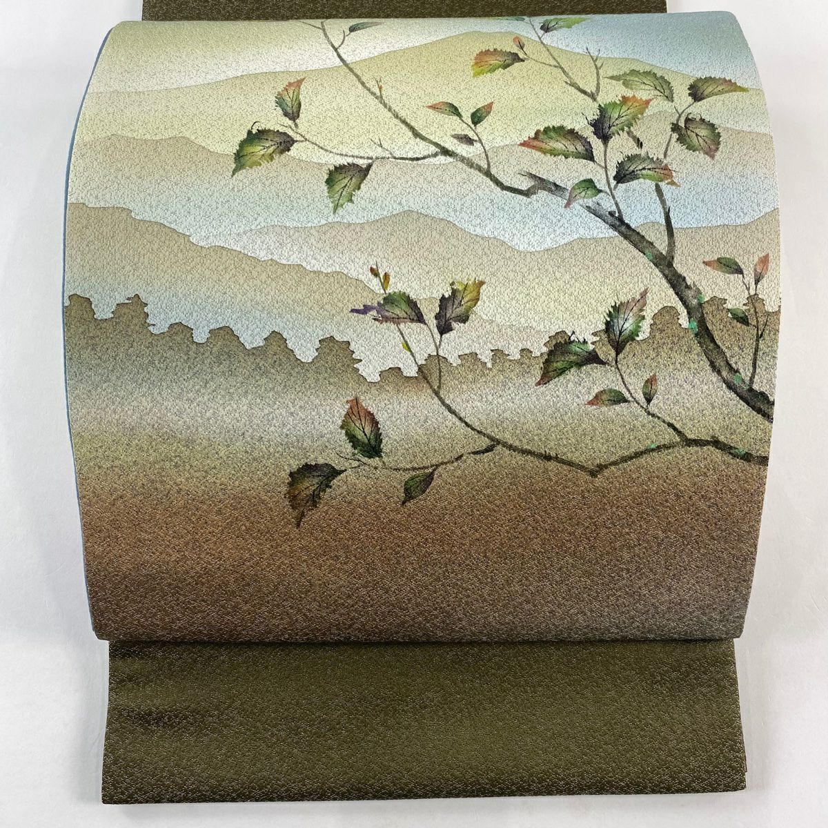 【美品】 袋帶 秀品級 附有落款 樹木 遠山 銀糸 茶綠 お太鼓圖案 純蠶絲