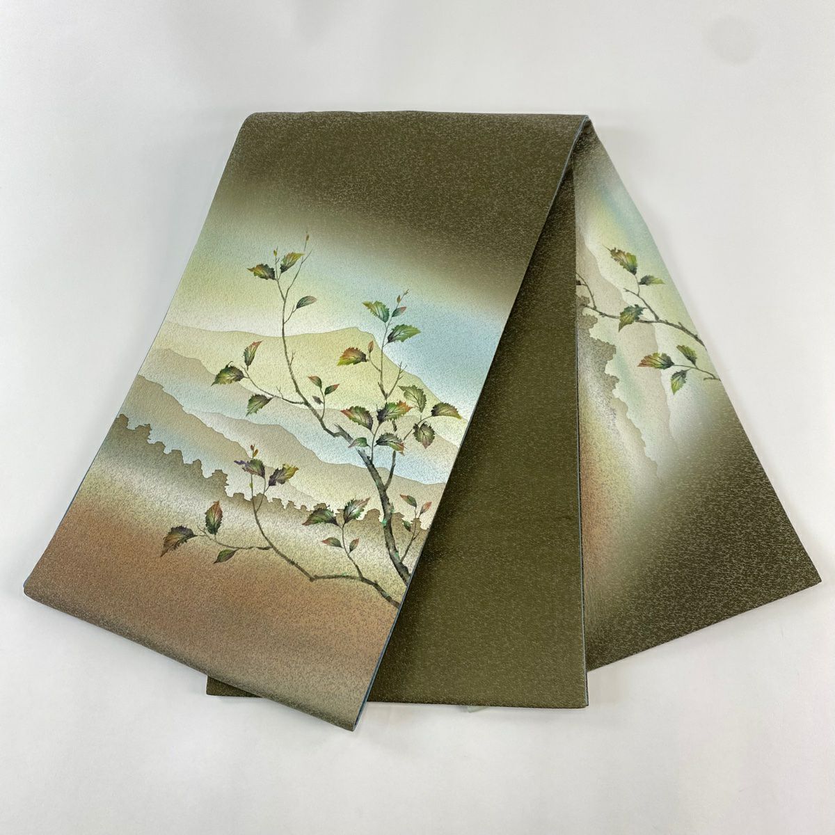 【美品】 袋帶 秀品級 附有落款 樹木 遠山 銀糸 茶綠 お太鼓圖案 純蠶絲
