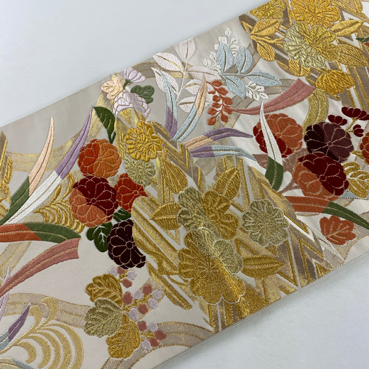 【美品】 袋帶 秀品級 草花紋紋 金糸刺繡 奶油色 六通 純蠶絲