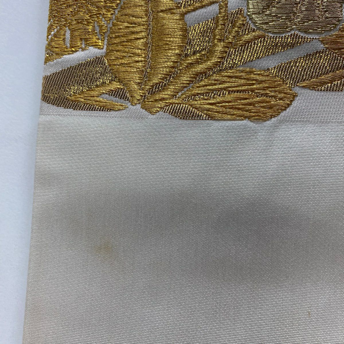 【美品】 袋帶 秀品級 草花紋紋 金糸刺繡 奶油色 六通 純蠶絲