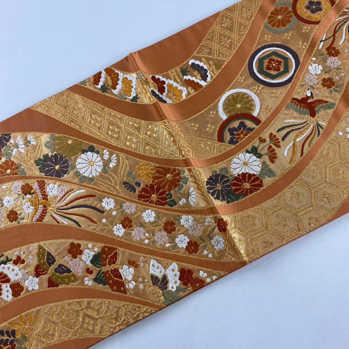 【美品】 袋帶 秀品級 渡文 落款あり 關西仕立 花鳥 蝶 刺繡 金線 橙色 六通 純蠶絲