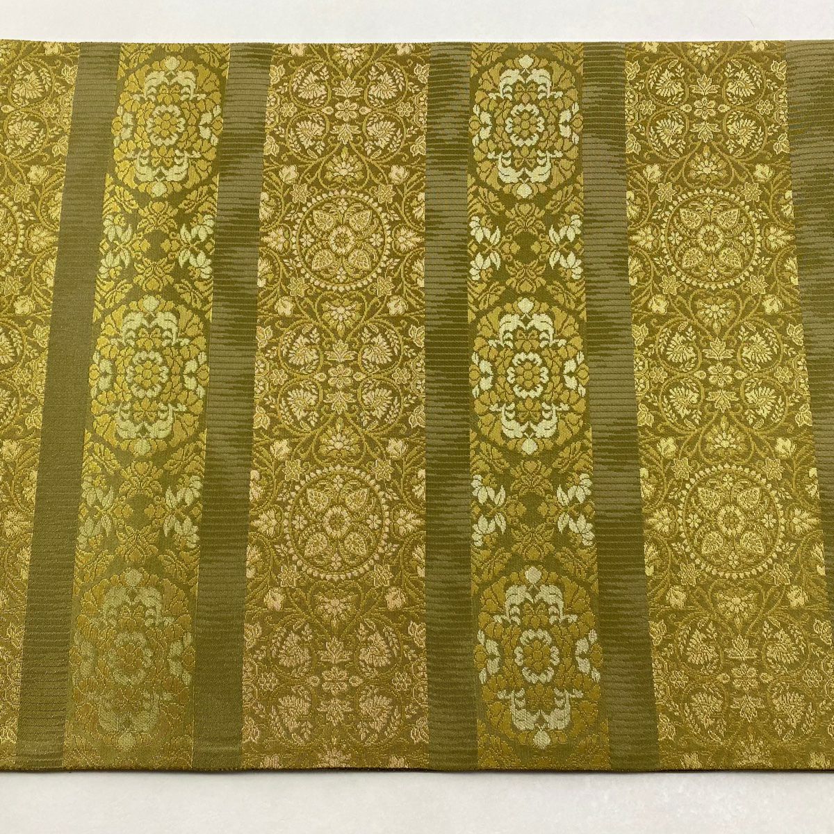 【美品】 袋帶 名品級 金金箔屋清兵衛 有落款 西陣織 草花紋紋 段縞圖案 金金箔 鶯色 大鼓圖案 純蠶絲