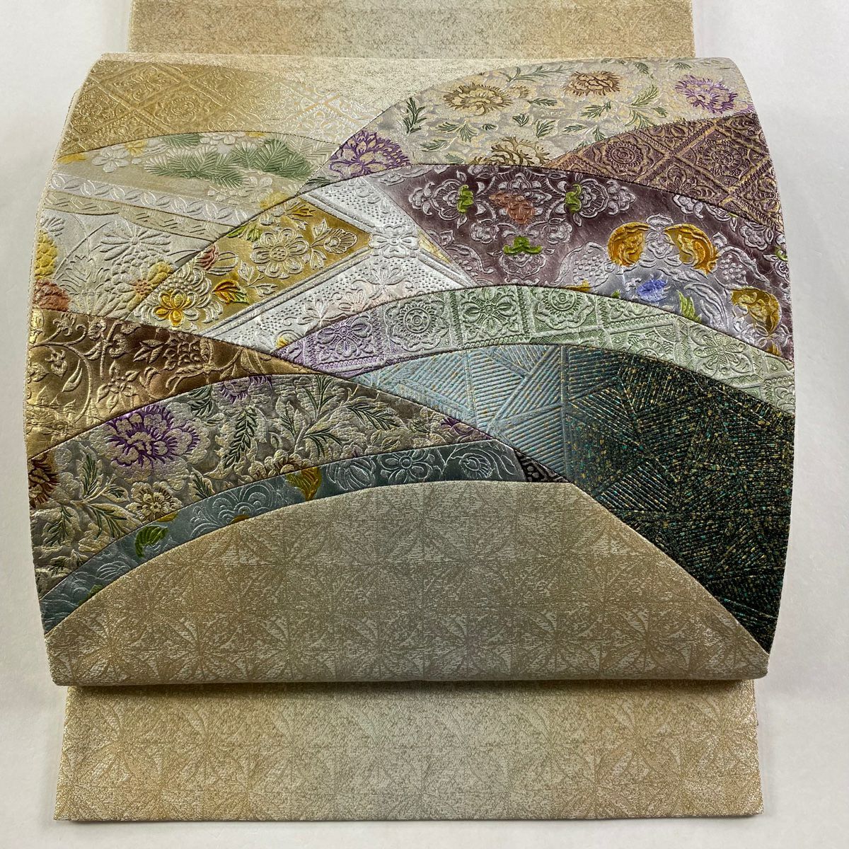 【美品】 袋帶 逸品級 附有落款 大和 草花紋 切嵌 金銀彩 米色 大鼓圖案 純蠶絲